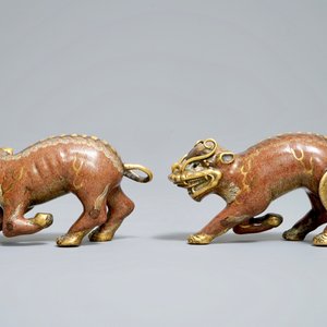 Een paar Chinese modellen van qilins in cloisonné en verguld brons, Qianlong — foto 2