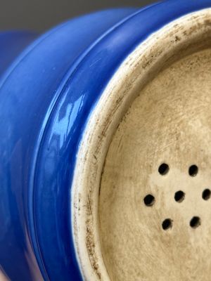 Een paar Chinese monochrome blauw geglazuurde wandvazen, 19/20e eeuw — foto 7