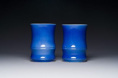 Een paar Chinese monochrome blauw geglazuurde wandvazen, 19/20e eeuw