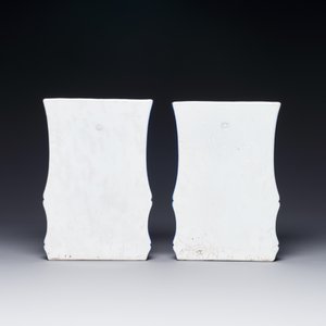 Een paar Chinese monochrome blauw geglazuurde wandvazen, 19/20e eeuw — foto 2