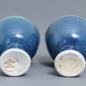 Een paar Chinese monochrome blauwe Hatcher Cargo stem cups, Transitie periode — foto 7