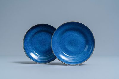 Een paar Chinese monochrome blauwe schotels met craquelé fond, Jiaqing