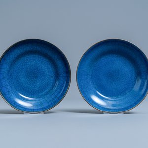 Een paar Chinese monochrome blauwe schotels met craquelé fond, Jiaqing — foto 2