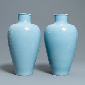 Een paar Chinese monochrome blauwe vazen, een paar leeuwen en een hoedensteun, 19/20e eeuw — foto 11