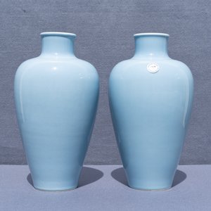 Een paar Chinese monochrome blauwe vazen, een paar leeuwen en een hoedensteun, 19/20e eeuw — foto 19