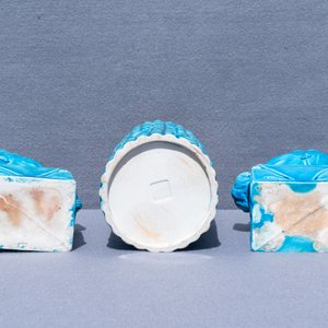 Een paar Chinese monochrome blauwe vazen, een paar leeuwen en een hoedensteun, 19/20e eeuw — foto 24