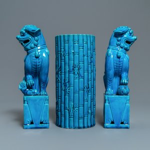 Een paar Chinese monochrome blauwe vazen, een paar leeuwen en een hoedensteun, 19/20e eeuw — foto 3