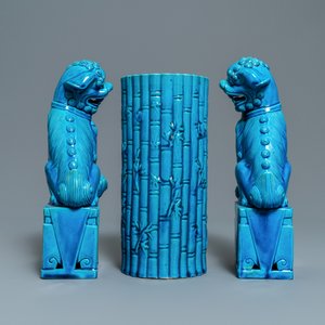 Een paar Chinese monochrome blauwe vazen, een paar leeuwen en een hoedensteun, 19/20e eeuw — foto 5