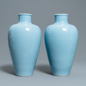 Een paar Chinese monochrome blauwe vazen, een paar leeuwen en een hoedensteun, 19/20e eeuw — foto 8