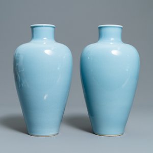 Een paar Chinese monochrome blauwe vazen, een paar leeuwen en een hoedensteun, 19/20e eeuw — foto 10