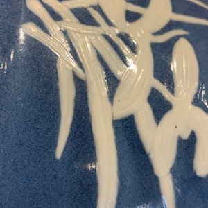 Een paar Chinese monochrome blauwe vazen met wit slipdecor, 19e eeuw — foto 15