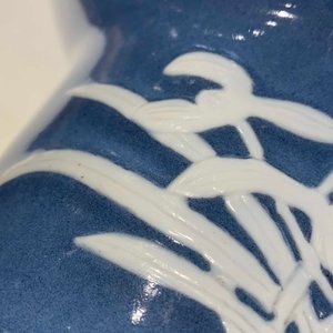 Een paar Chinese monochrome blauwe vazen met wit slipdecor, 19e eeuw — foto 18