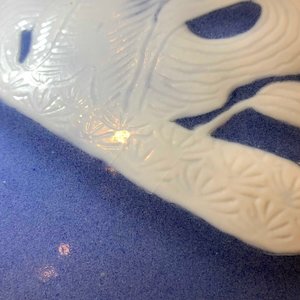 Een paar Chinese monochrome blauwe vazen met wit slipdecor, 19e eeuw — foto 20