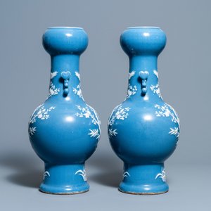 Een paar Chinese monochrome blauwe vazen met wit slipdecor, 19e eeuw — foto 4