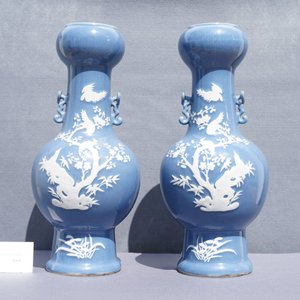 Een paar Chinese monochrome blauwe vazen met wit slipdecor, 19e eeuw — foto 7