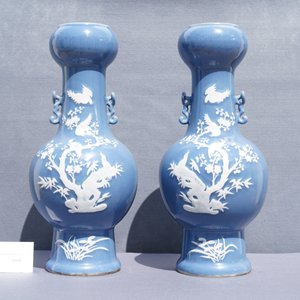Een paar Chinese monochrome blauwe vazen met wit slipdecor, 19e eeuw — foto 8