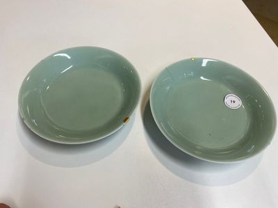 Een paar Chinese monochrome celadon borden, Qianlong merk en periode — foto 1