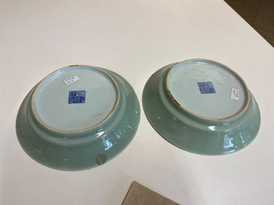 Een paar Chinese monochrome celadon borden, Qianlong merk en periode — foto 2