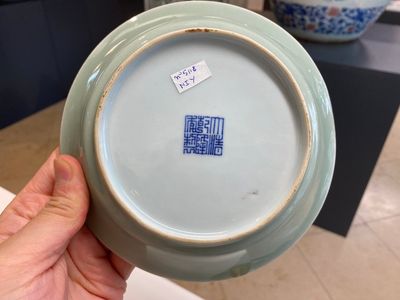 Een paar Chinese monochrome celadon borden, Qianlong merk en periode — foto 5