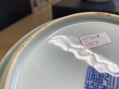 Een paar Chinese monochrome celadon borden, Qianlong merk en periode — foto 7