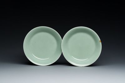 Een paar Chinese monochrome celadon borden, Qianlong merk en periode