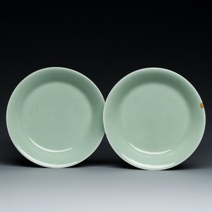 Een paar Chinese monochrome celadon borden, Qianlong merk en periode — foto 1
