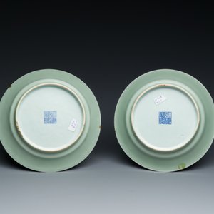 Een paar Chinese monochrome celadon borden, Qianlong merk en periode — foto 3