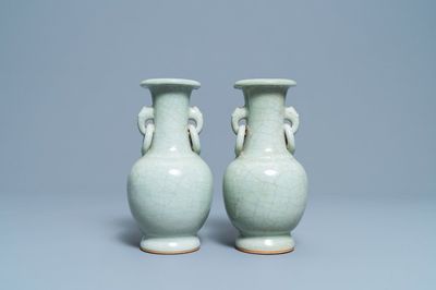 Een paar Chinese monochrome celadon craquelé vazen, 19e eeuw