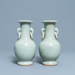 Een paar Chinese monochrome celadon craquelé vazen, 19e eeuw — foto 1