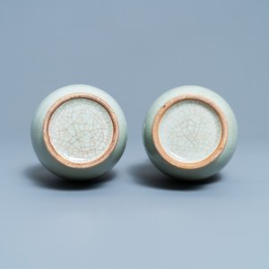 Een paar Chinese monochrome celadon craquelé vazen, 19e eeuw — foto 6
