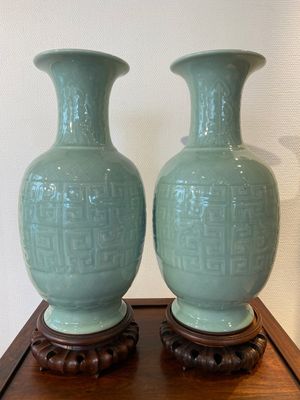 Een paar Chinese monochrome celadon vazen met onderglazuur decor op houten sokkels, Qianlong merk, 18/19e eeuw — foto 2