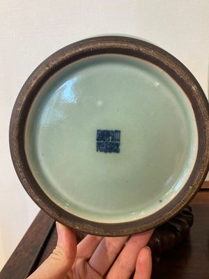 Een paar Chinese monochrome celadon vazen met onderglazuur decor op houten sokkels, Qianlong merk, 18/19e eeuw — foto 5