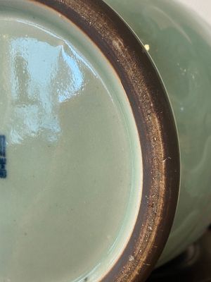 Een paar Chinese monochrome celadon vazen met onderglazuur decor op houten sokkels, Qianlong merk, 18/19e eeuw — foto 7