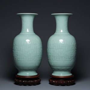 Een paar Chinese monochrome celadon vazen met onderglazuur decor op houten sokkels, Qianlong merk, 18/19e eeuw — foto 1