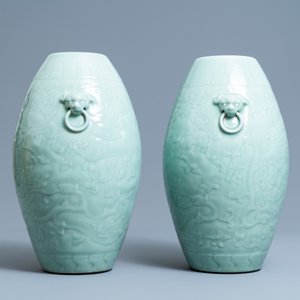 Een paar Chinese monochrome celadon vazen met onderglazuur decor, Qianlong merk, 19e eeuw — foto 4