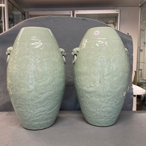 Een paar Chinese monochrome celadon vazen met onderglazuur decor, Qianlong merk, 19e eeuw — foto 7