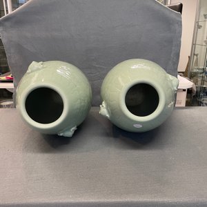 Een paar Chinese monochrome celadon vazen met onderglazuur decor, Qianlong merk, 19e eeuw — foto 9