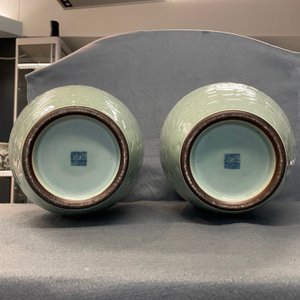 Een paar Chinese monochrome celadon vazen met onderglazuur decor, Qianlong merk, 19e eeuw — foto 10