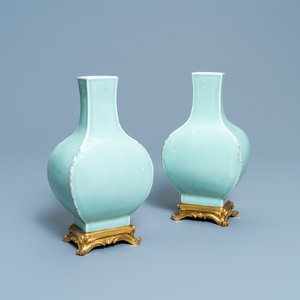 Een paar Chinese monochrome celadon vazen met vergulde bronzen monturen, 18/19e eeuw — foto 1