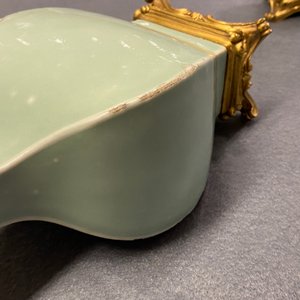 Een paar Chinese monochrome celadon vazen met vergulde bronzen monturen, 18/19e eeuw — foto 13