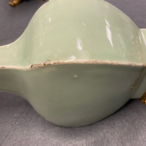 Een paar Chinese monochrome celadon vazen met vergulde bronzen monturen, 18/19e eeuw — foto 17