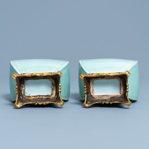 Een paar Chinese monochrome celadon vazen met vergulde bronzen monturen, 18/19e eeuw — foto 7