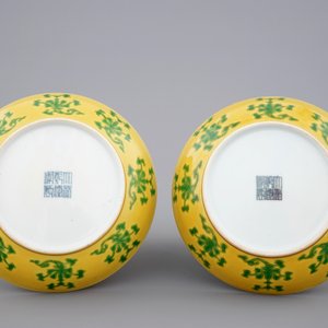 Een paar Chinese monochrome gele borden met gedecoreerde achterkant, Qianlong zegelmerk en mog. periode — foto 2