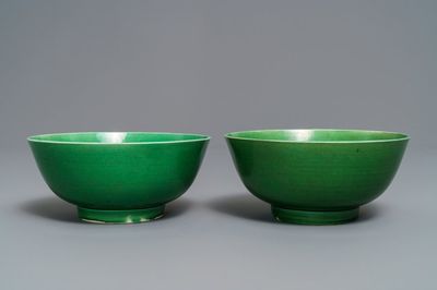 Een paar Chinese monochrome groene kommen, Kangxi