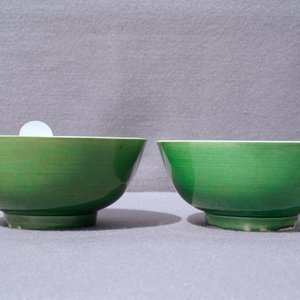 Een paar Chinese monochrome groene kommen, Kangxi — foto 11
