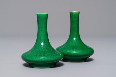 Een paar Chinese monochrome groene miniatuur vaasjes, Kangxi