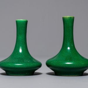 Een paar Chinese monochrome groene miniatuur vaasjes, Kangxi — foto 2