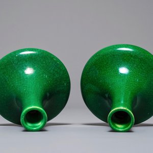 Een paar Chinese monochrome groene miniatuur vaasjes, Kangxi — foto 7