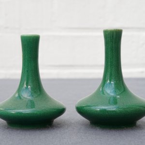 Een paar Chinese monochrome groene miniatuur vaasjes, Kangxi — foto 9