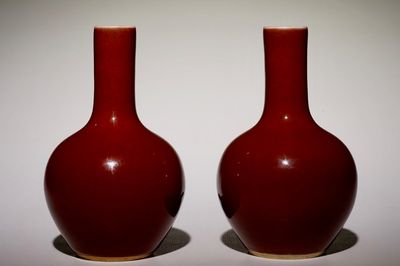 Een paar Chinese monochrome koperrode bolvaasjes, 19/20e eeuw